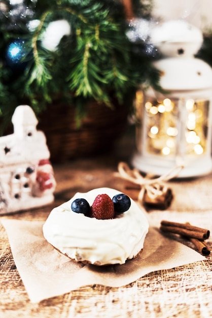 Torta decorata con more e lamponi sulla tavola di capodanno