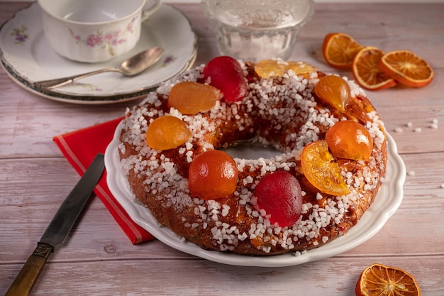 Torta dei Re, brioche con canditi per l'Epifania su tavola di legno