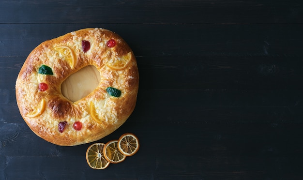 Torta dei tre re su un tavolo di legno scuro.