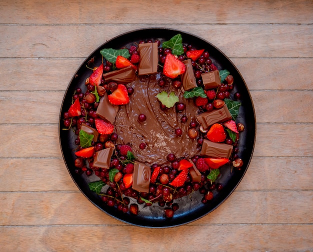 Torta del cioccolato e della fragola su una banda nera.