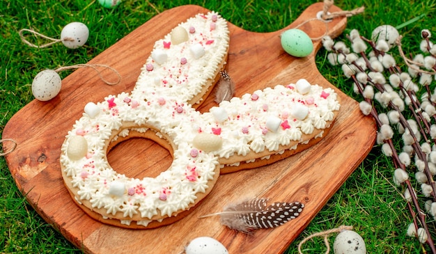 Torta del coniglietto di Pasqua su una tavola con le uova di Pasqua sul tavolo