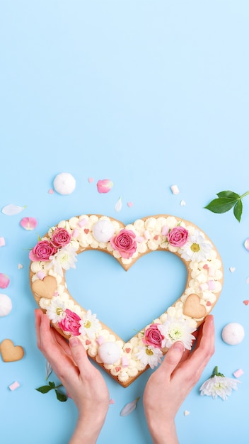 Torta del cuore del dessert festivo. cornice verticale.