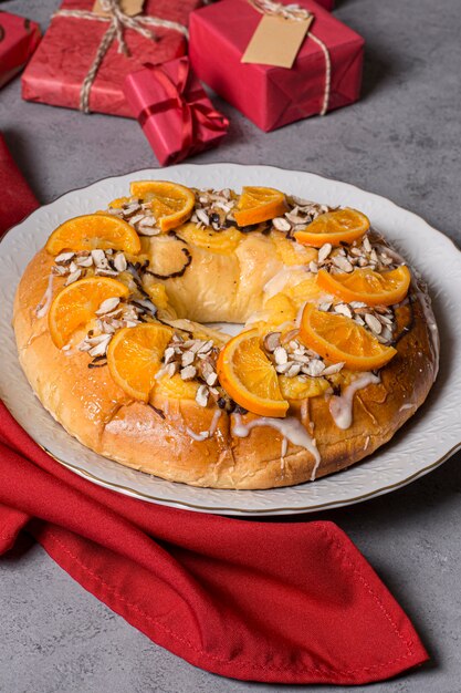 Torta del giorno dell'Epifania con fette d'arancia