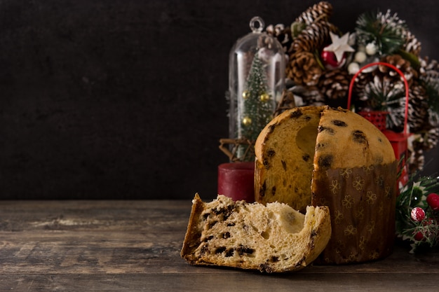 Torta del panettone del cioccolato di natale con natale decorato sulla tabella di legno. copyspace