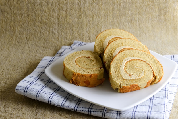 Torta del rotolo condita caffè su un piatto