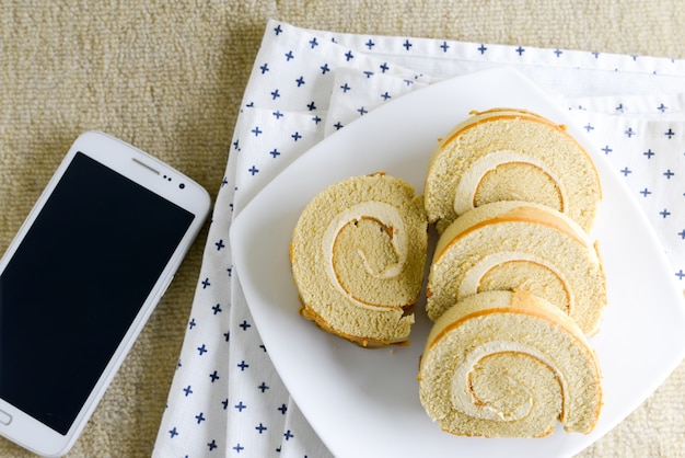 Torta del rotolo condita caffè su un piatto