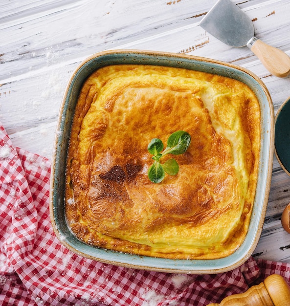 Torta deliziosa con carne e basilico sulla tavola di legno