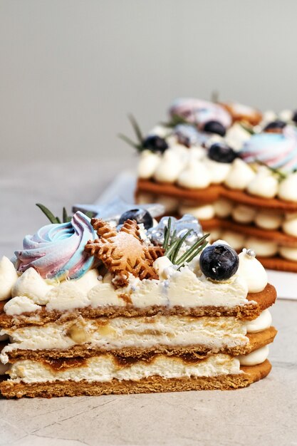 Torta dell'albero di Natale. Dolce regalo festivo, decorazioni con luci di Capodanno.