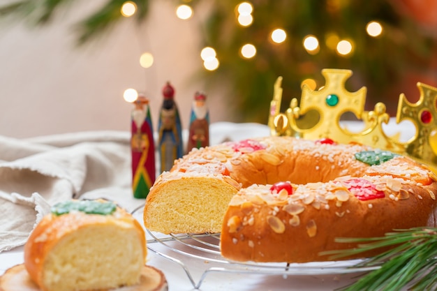 Torta dell'Epifania spagnola tradizionale roscon de reyes con decorazioni festive