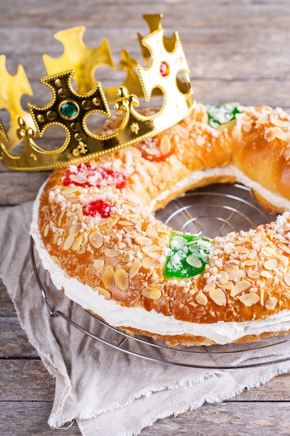 Torta dell'Epifania spagnola tradizionale roscon de reyes con decorazioni festive