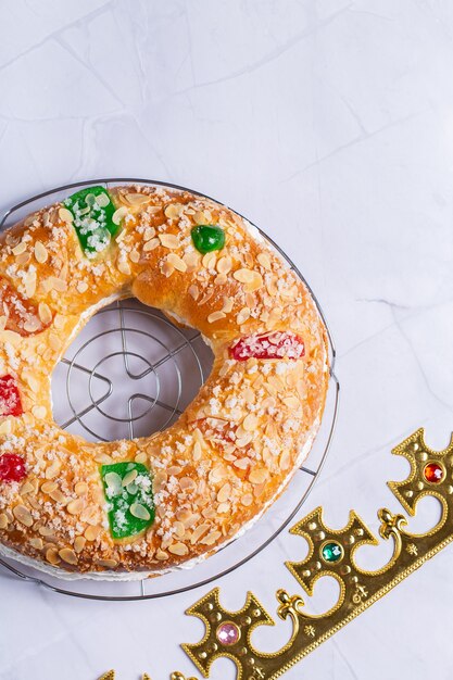 Torta dell'Epifania spagnola tradizionale roscon de reyes con decorazioni festive