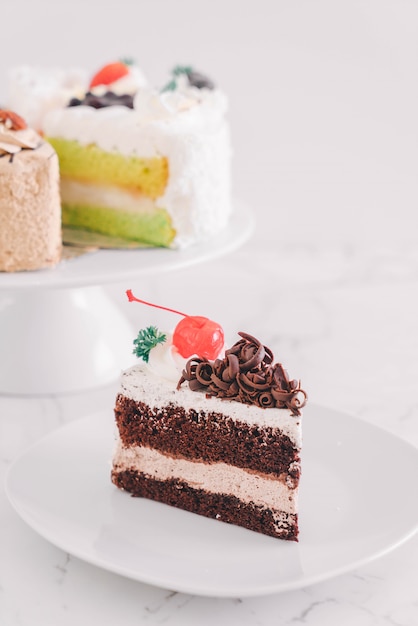 torta della foresta nera sul piatto