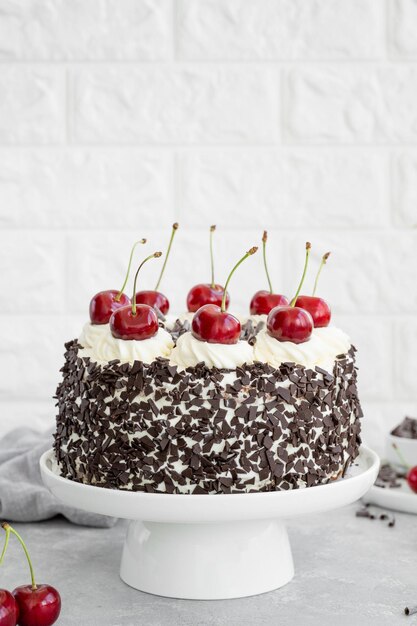 Torta della Foresta Nera Torta di Schwarzwald Torta con panna montata al cioccolato fondente e ciliegia Copia spazio