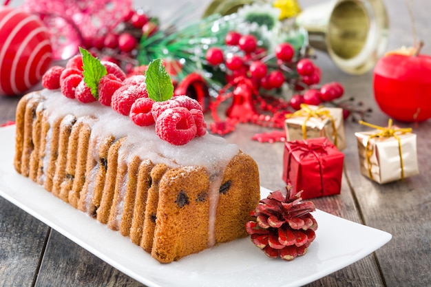 Torta della frutta di natale su legno