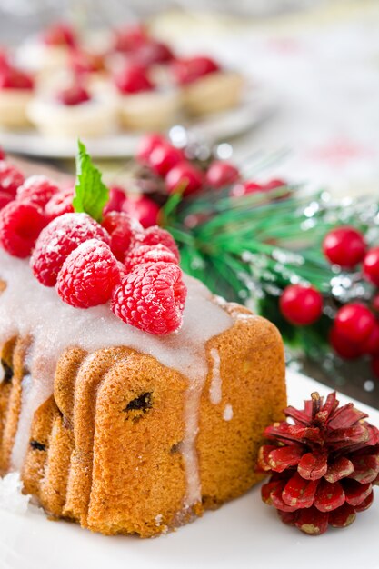 Torta della frutta di natale su una tabella di legno rustica