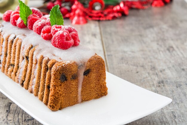 Torta della frutta di natale sullo spazio di legno della copia