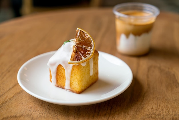 Torta della libbra del limone sulla zolla bianca