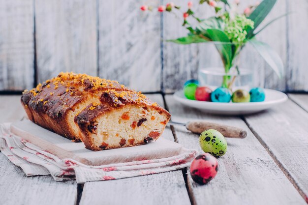 Torta di agrumi di Pasqua con frutta secca per le vacanze