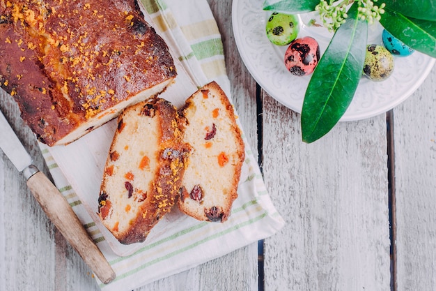 Torta di agrumi di Pasqua con frutta secca per le vacanze