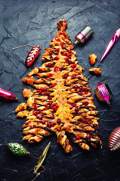 Torta di albero di Natale fantasia, bella torta al cioccolato e mirtilli rossi per le vacanze invernali.