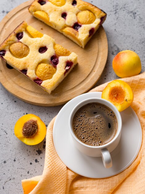 Torta di albicocche fatta in casa e una tazza di caffè espresso. Prima colazione