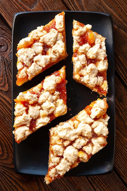 Torta di albicocche fatta in casa Fette di vista dall'alto di torta dolce calda rustica Alimenti biologici naturali