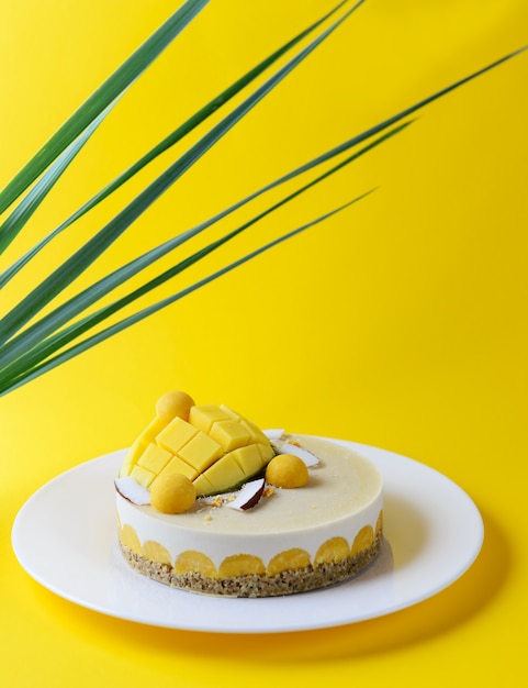 Torta di anacardi con mango e cocco e foglie verdi. Senza zucchero, lattosio, glutine.