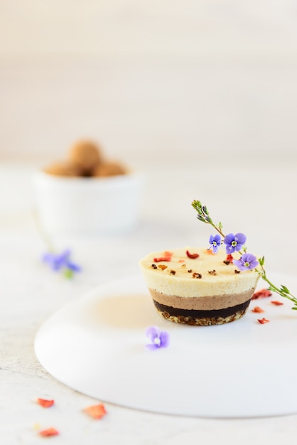 Torta di anacardi decorata con fiori e bacche sublimate