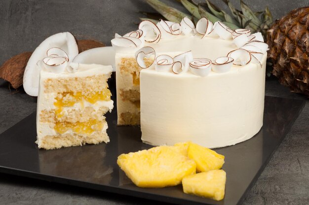 Torta di ananas al cocco con liquore al cocco su sfondo scuro