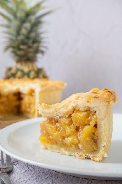 Torta di ananas con sfondo bianco