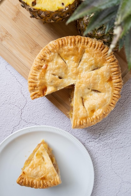 Torta di ananas con sfondo bianco