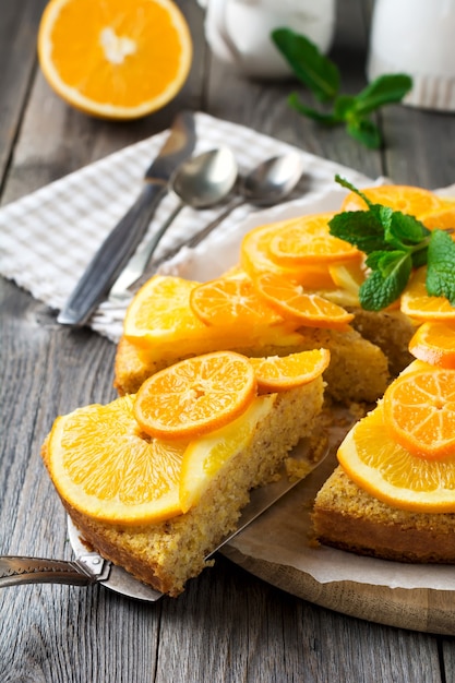 Torta di arance e mandarini con polenta, capovolta sul legno vecchio