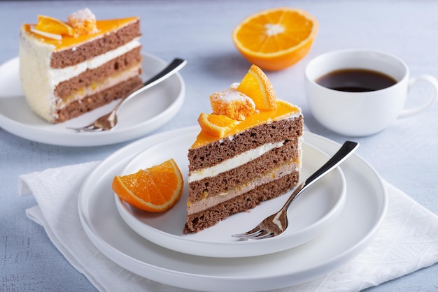 Torta di arancia e caffè su un tavolo di legno chiaro