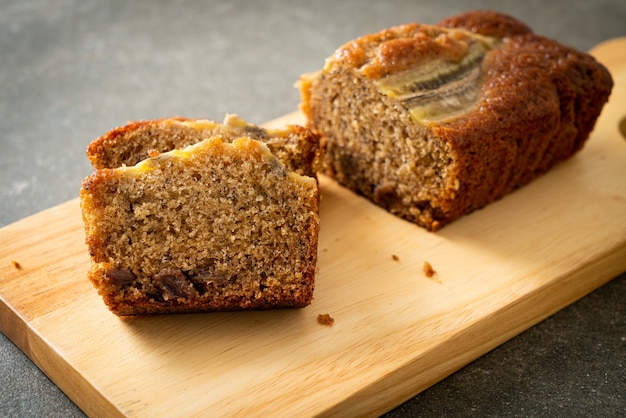 torta di banana affettata su tavola di legno