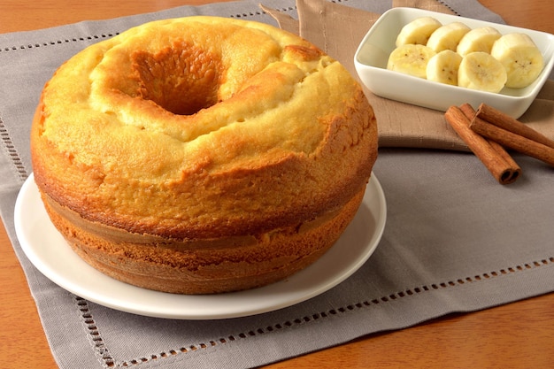 torta di banana con banana a fette e cannella