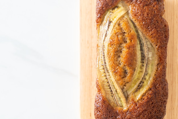 torta di banana fatta in casa su tavola di legno