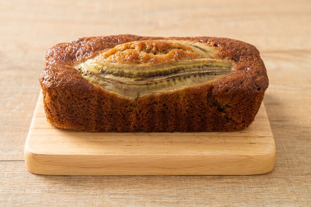 torta di banana fatta in casa su tavola di legno