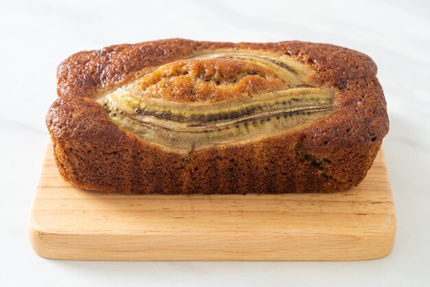 torta di banana fatta in casa su tavola di legno