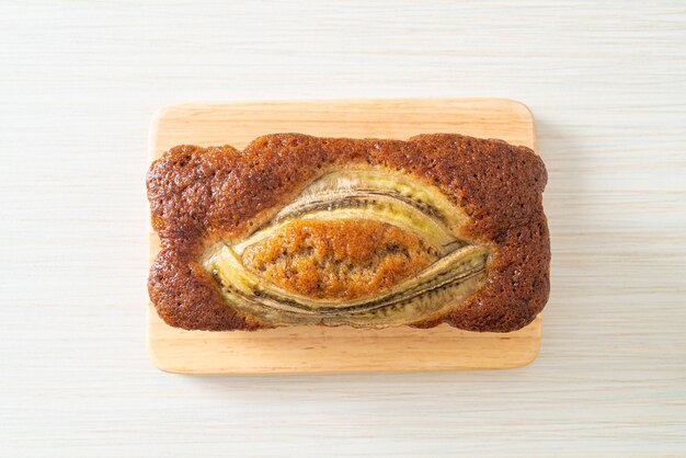 torta di banana fatta in casa su tavola di legno