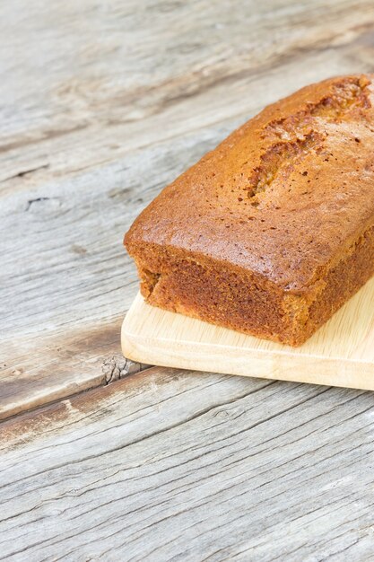 Torta di banana sul piatto di legno.