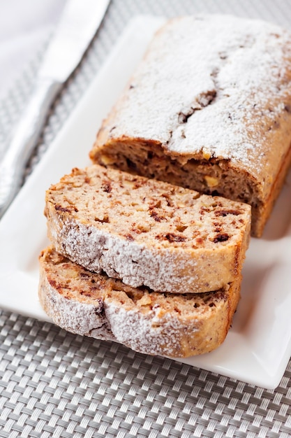 Torta di banane con noci e cioccolato fondente