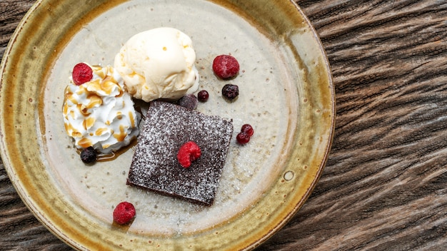 Torta di brownie su un tavolo di legno