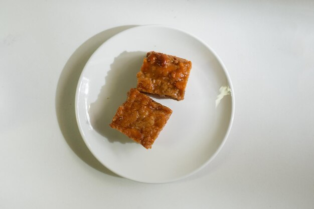 torta di brownies al caramello su un tavolo