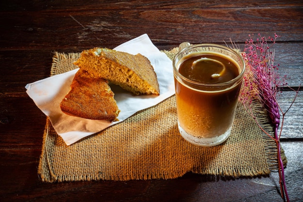 Torta di caffè e banana sulla tavola di legno dell'annata