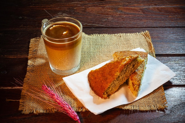 Torta di caffè e banana sulla tavola di legno dell'annata