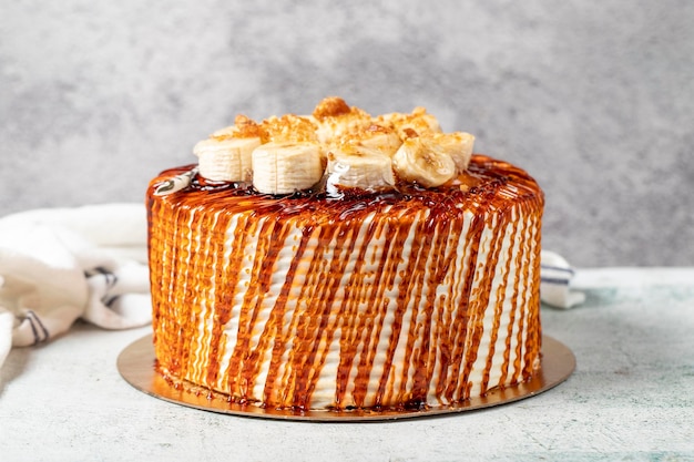 Torta di caramello su uno sfondo di pietra Torta di compleanno di frutta e caramello da vicino