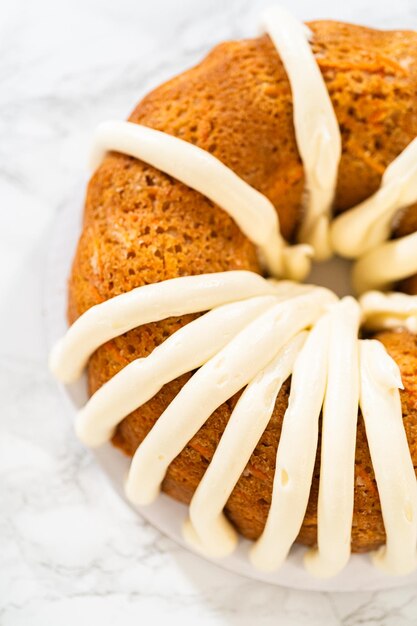 Torta di carota cremosa con glassa di formaggio a crema