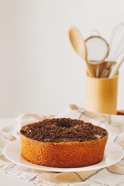 Torta di carote brasiliana con topping al cioccolato verticale