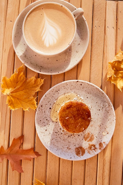 Torta di carote dolce vegana naturale con sciroppo d'agave Nessuna cottura e nessun dessert zuccherato con vista dall'alto della tazza di caffè Colazione sana