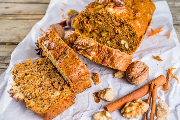 Torta di carote fatta in casa con noci